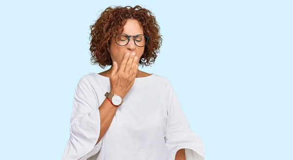 Schöne Reife Frau Mittleren Alters Lässiger Kleidung Und Brille Gelangweilt — Stockfoto