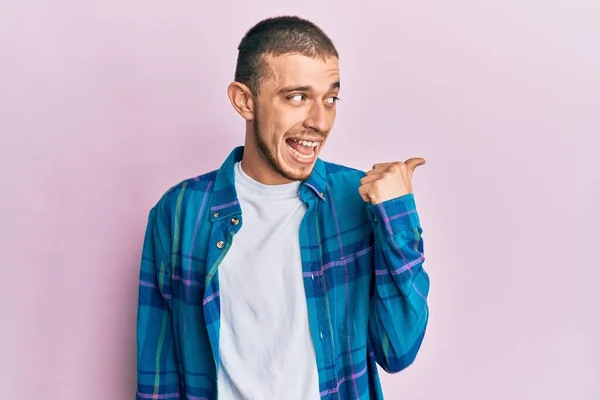 Mladý Hispánec Neformálním Oblečení Šťastně Pozitivně Usmívá Palec Nahoru Dělá — Stock fotografie