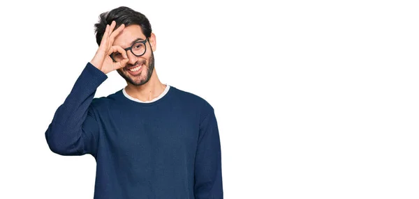 Joven Hombre Hispano Usando Ropa Casual Gafas Haciendo Buen Gesto — Foto de Stock