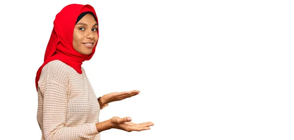 Young African American Woman Wearing Traditional Islamic Hijab Scarf Inviting — Stock Photo, Image