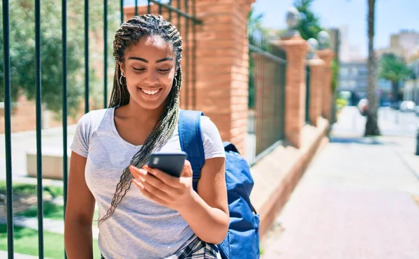 Νεαρή Αφροαμερικανή Φοιτήτρια Χαμογελά Ευτυχισμένη Χρησιμοποιώντας Smartphone Στην Πανεπιστημιούπολη — Φωτογραφία Αρχείου