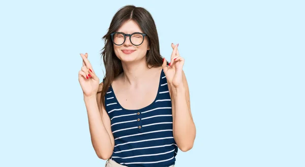 Ung Vacker Kaukasiska Flicka Bär Casual Kläder Och Glasögon Gestikulerande — Stockfoto