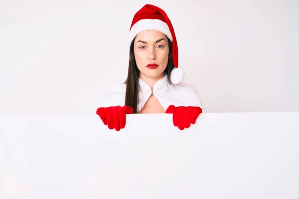 Mujer Joven Con Traje Santa Claus Sosteniendo Blanco Actitud Pensamiento — Foto de Stock