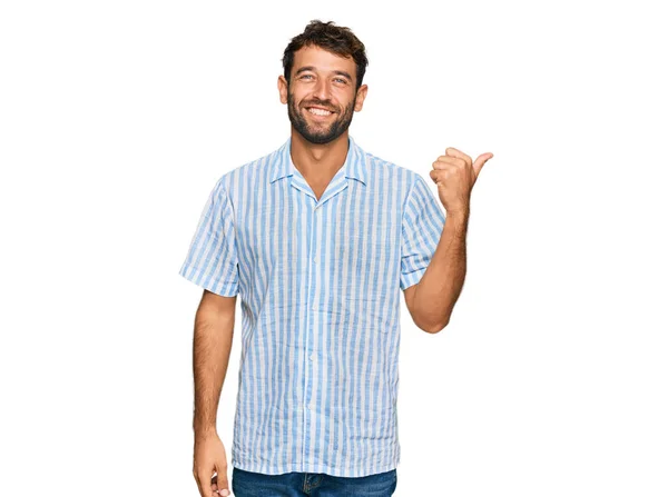 Bonito Jovem Com Barba Vestindo Camisa Fresca Casual Sorrindo Com — Fotografia de Stock