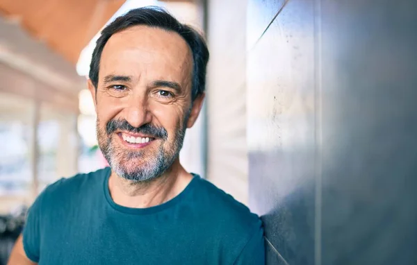 Hombre Mediana Edad Con Barba Sonriendo Feliz Aire Libre Apoyado —  Fotos de Stock