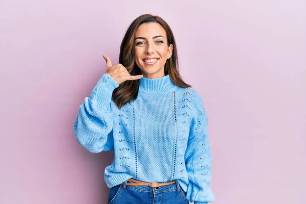 Mujer Morena Joven Vistiendo Suéter Invierno Casual Sobre Fondo Rosa — Foto de Stock