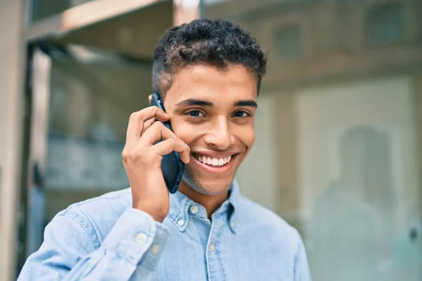 Νεαρός Λατίνος Άντρας Χαμογελά Χαρούμενος Μιλώντας Στο Smartphone Περπατώντας Στην — Φωτογραφία Αρχείου