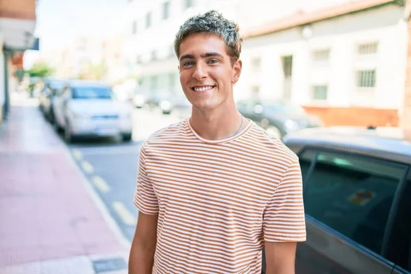 Genç Yakışıklı Beyaz Bir Adam Gülümseyerek Şehirde Mutlu Mesut Yürüyor — Stok fotoğraf