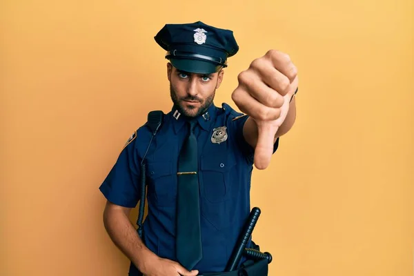 Bonito Homem Hispânico Vestindo Uniforme Policial Olhando Infeliz Irritado Mostrando — Fotografia de Stock