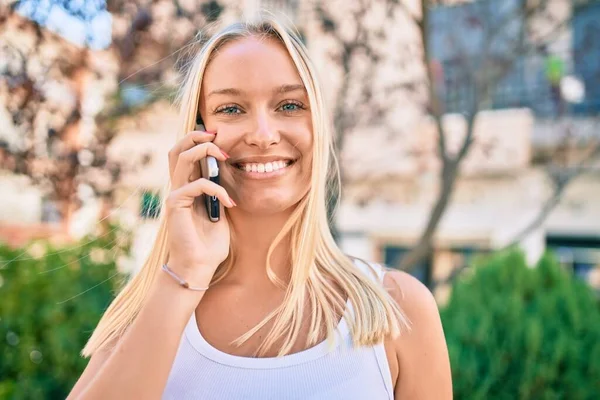 Młoda Blondynka Uśmiecha Się Szczęśliwa Rozmawiając Smartfonie Parku — Zdjęcie stockowe