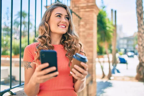 Jovem Loira Sorrindo Feliz Usando Smartphone Beber Tirar Café Cidade — Fotografia de Stock