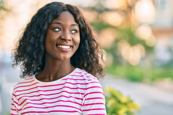 Joven Afroamericana Americana Sonriendo Feliz Pie Ciudad —  Fotos de Stock