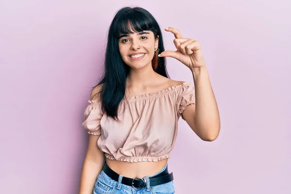 Jong Latijns Amerikaans Meisje Draagt Casual Kleding Glimlachend Zelfverzekerd Gebaar — Stockfoto