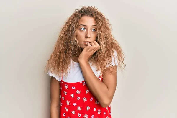 Mooie Blanke Tiener Meisje Dragen Rode Zomer Jurk Kijken Gestrest — Stockfoto