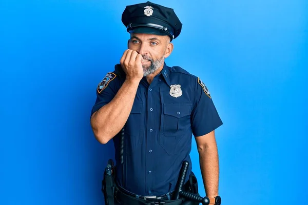 Hezký Muž Středního Věku Policejní Uniformě Vystresovaný Nervózní Ruce Ústech — Stock fotografie