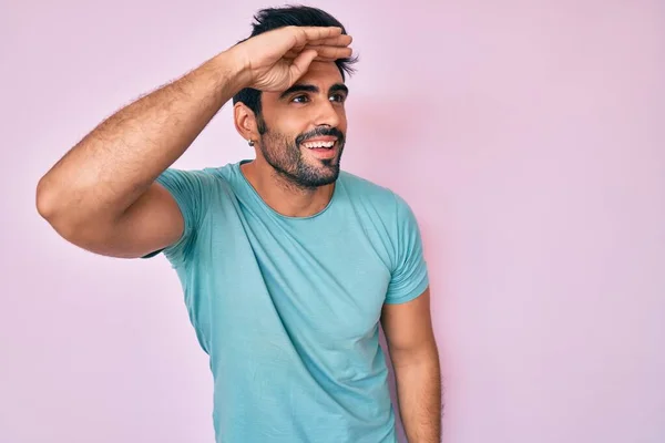 Homem Hispânico Bonito Com Barba Vestindo Roupas Casuais Muito Feliz — Fotografia de Stock