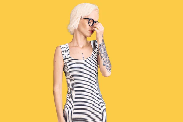 Ung Blond Kvinna Med Tatuering Bär Casual Kläder Och Glasögon — Stockfoto