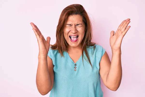 Mulher Hispânica Morena Meia Idade Vestindo Roupas Casuais Celebrando Loucos — Fotografia de Stock