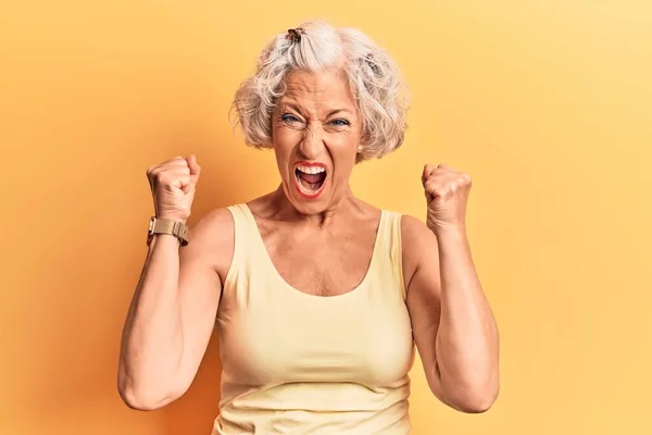Yaşlı Gri Saçlı Rahat Kıyafetler Giyen Kızgın Kızgın Yumruk Kaldıran — Stok fotoğraf