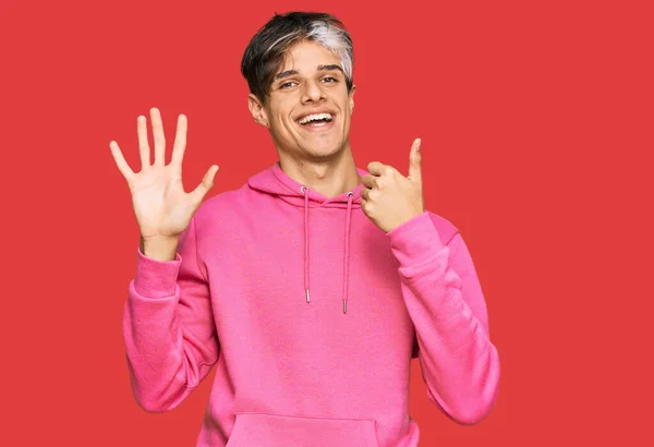 Junger Hispanischer Mann Lässigem Rosafarbenem Sweatshirt Der Mit Finger Nummer — Stockfoto