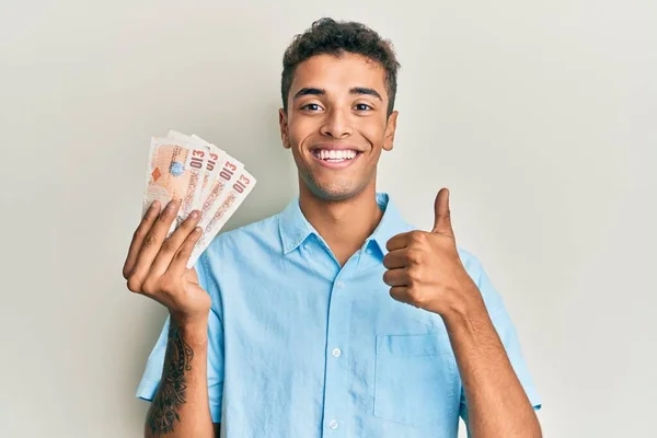 Joven Hombre Afroamericano Guapo Sosteniendo Libras Billetes Del Reino Unido —  Fotos de Stock