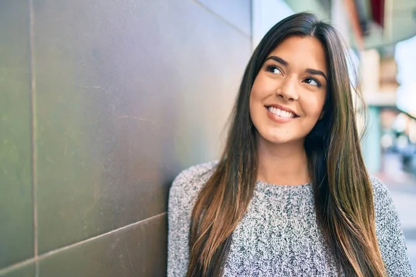 Giovane Bella Ragazza Ispanica Sorridente Felice Appoggiata Muro Della Città — Foto Stock