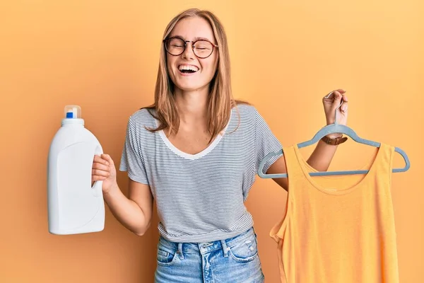 Askıda Tişört Tutan Güzel Sarışın Kadın Deterjan Şişesi Sırıtıyor Kahkahalarla — Stok fotoğraf