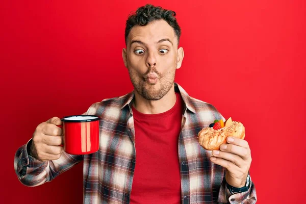 Schöner Mann Mit Bart Der Kaffee Trinkt Und Gebäck Isst — Stockfoto