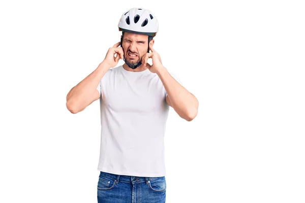 Junger Gutaussehender Mann Mit Fahrradhelm Der Die Ohren Mit Den — Stockfoto