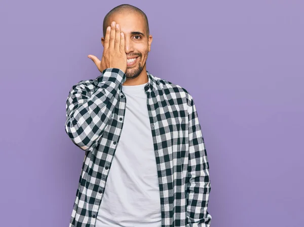 Homem Adulto Hispânico Vestindo Roupas Casuais Cobrindo Olho Com Mão — Fotografia de Stock