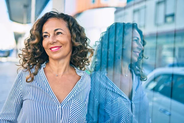 Mujer Hispana Mediana Edad Sonriendo Feliz Apoyada Pared Ciudad —  Fotos de Stock