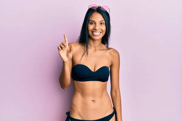 Ung Afrikansk Amerikansk Kvinna Klädd Bikini Leende Med Idé Eller — Stockfoto