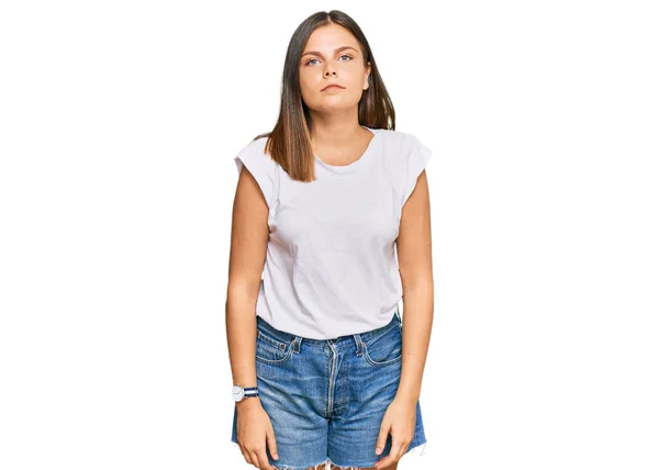 Mujer Caucásica Joven Con Camiseta Blanca Casual Relajada Con Expresión — Foto de Stock