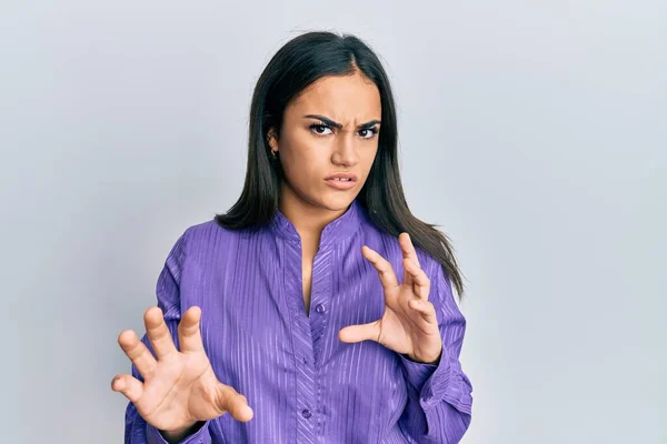 Mujer Morena Joven Con Ropa Casual Expresión Disgustada Disgustada Temerosa — Foto de Stock