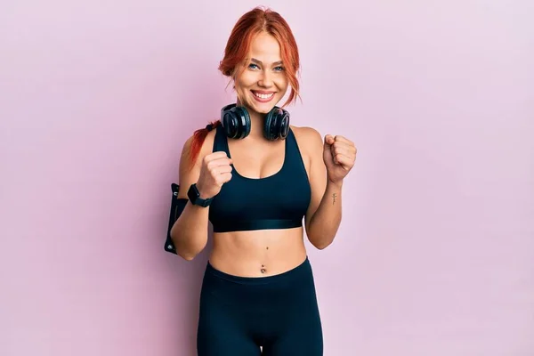 Jonge Mooie Roodharige Vrouw Draagt Sportschool Kleding Het Gebruik Van — Stockfoto