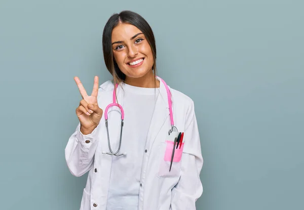 Doktor Üniforması Giyen Güzel Spanyol Kadın Steteskop Iki Numarayı Gösterip — Stok fotoğraf