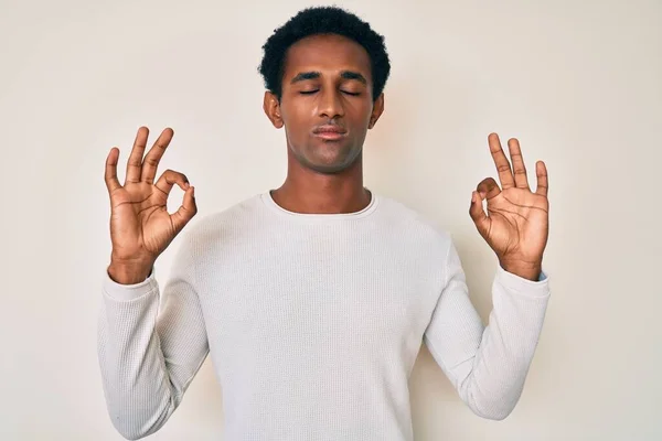 Homem Bonito Africano Vestindo Camisola Inverno Casual Relaxar Sorrir Com — Fotografia de Stock