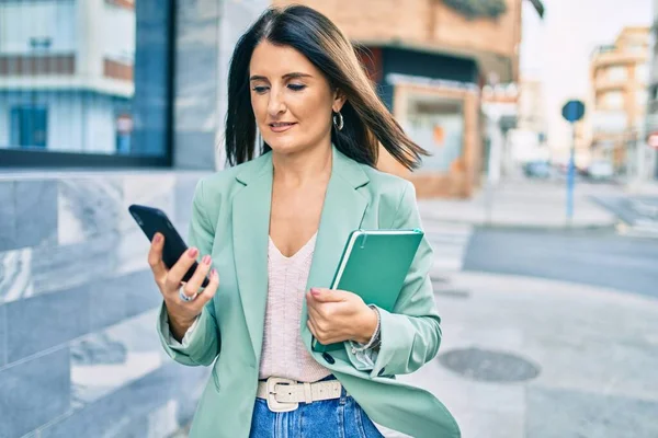 Självsäker Affärskvinna Bär Elegant Kostym Stående Gatan Med Hjälp Smartphone — Stockfoto