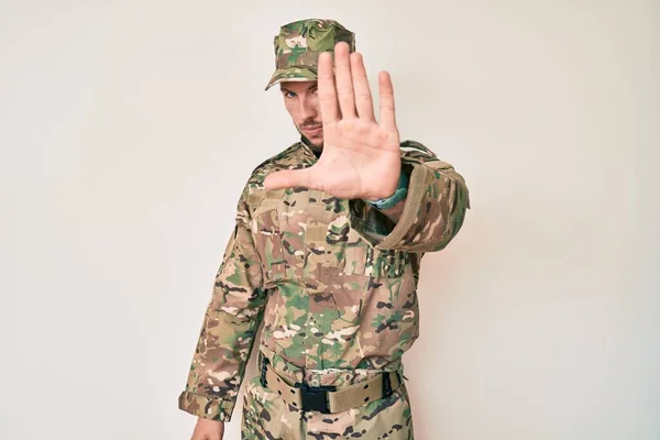 Jeune Homme Caucasien Portant Uniforme Armée Camouflage Faire Arrêter Chanter — Photo