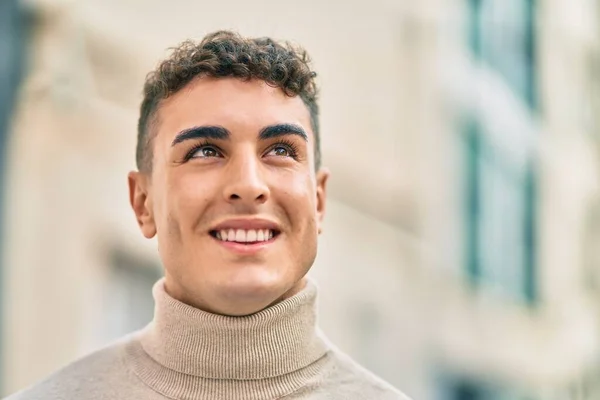 Joven Hispano Sonriendo Feliz Pie Ciudad — Foto de Stock