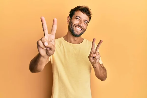 Hombre Guapo Con Barba Vistiendo Camiseta Amarilla Casual Sobre Fondo — Foto de Stock