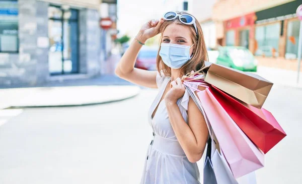 Jovem Loira Usando Máscara Médica Segurando Sacos Compras Rua Cidade — Fotografia de Stock
