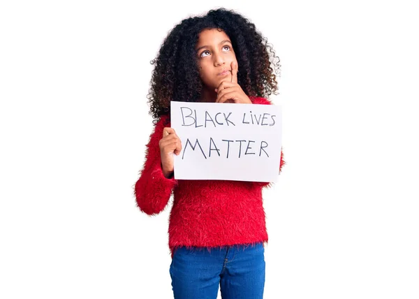 Niño Afroamericano Con Pelo Rizado Sosteniendo Vidas Negras Banner Materia — Foto de Stock