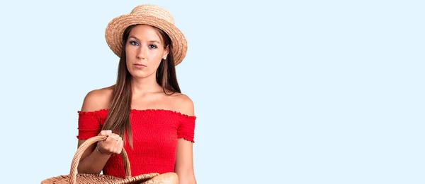 Young Beautiful Hispanic Woman Wearing Summer Hat Holding Picnic Wicker — Stock Photo, Image
