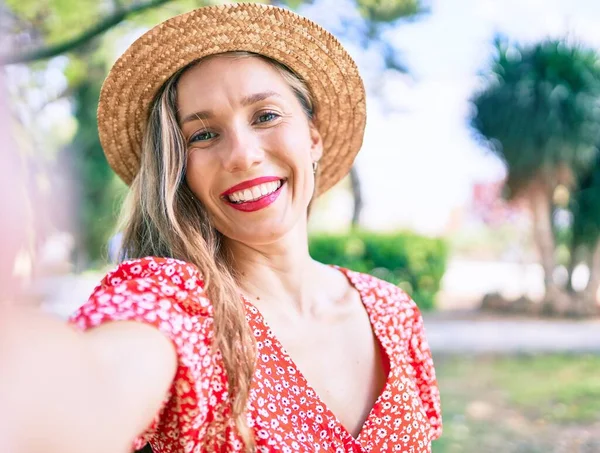 Junge Blonde Frau Urlaub Lächelt Glücklich Und Macht Selfie Mit — Stockfoto