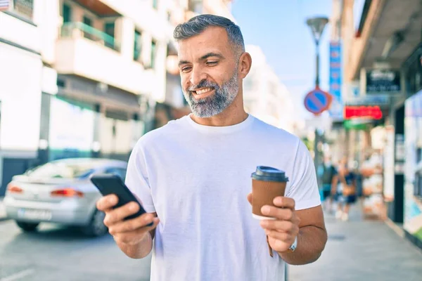 Middelbare Leeftijd Grijsharige Man Met Behulp Van Smartphone Het Drinken — Stockfoto