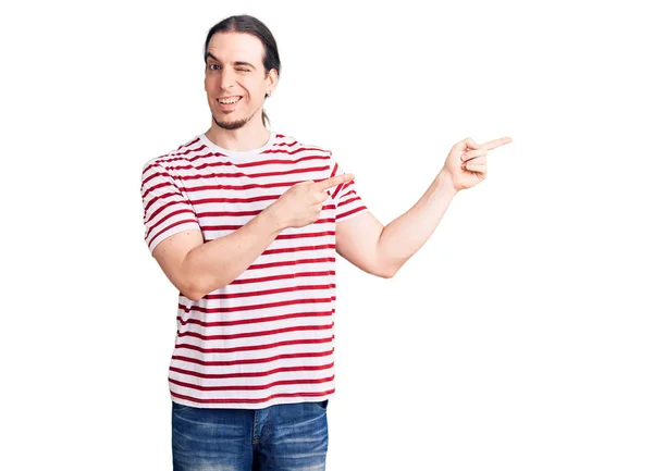 Junger Erwachsener Mann Mit Langen Haaren Trägt Lässig Gestreiftes Shirt — Stockfoto