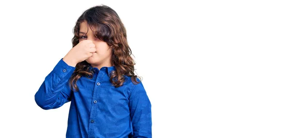 Nettes Kind Mit Langen Haaren Lässiger Kleidung Die Etwas Stinkendes — Stockfoto