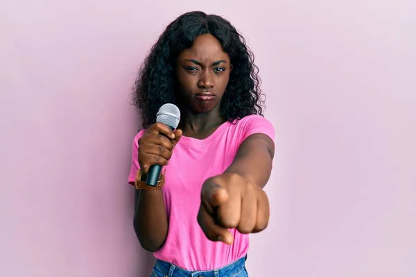 Beautiful Black Woman Singing Song Using Microphone Smiling Looking Side — Stock Photo, Image