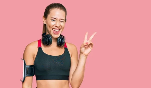 Bella Donna Bionda Che Indossa Abiti Palestra Usando Cuffie Sorridenti — Foto Stock